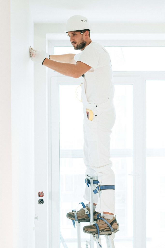 Professional die een alarmsysteem op deskundige wijze installeert voor veiligheid van woning en bedrijf