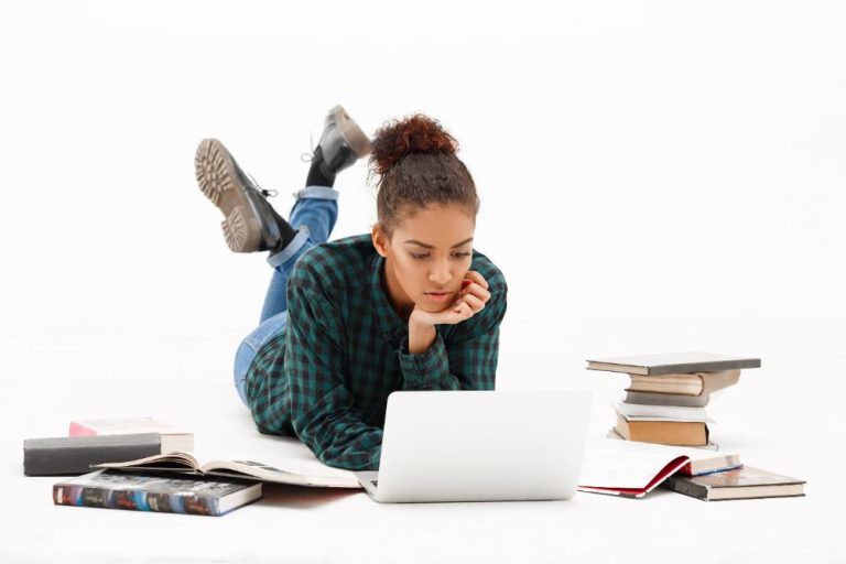 Illustratie van een digitale gids voor studiekeuze met tools voor het kiezen van de juiste studie