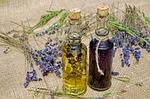 Lavendelolie en eucalyptusolie samen in een harmonische geurcombinatie voor aromatherapie